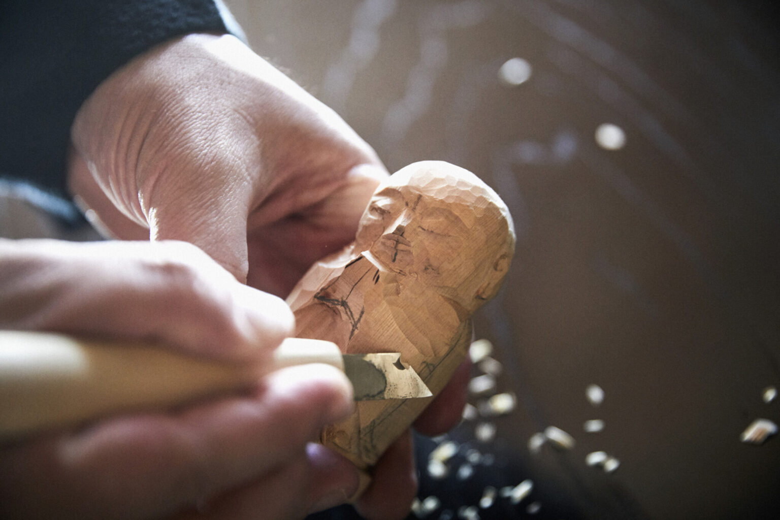 三浦さんにより荒彫りされたヒノキを、彫刻刀を使って彫っていく。木の香りも清々しく、心癒されるひとときになるはず。