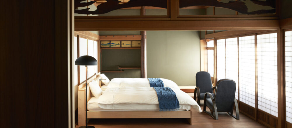 主寝室にはダブルベッドが2台。京都の老舗店IWATA製だ。