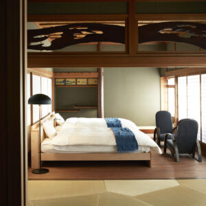 主寝室にはダブルベッドが2台。京都の老舗店IWATA製だ。