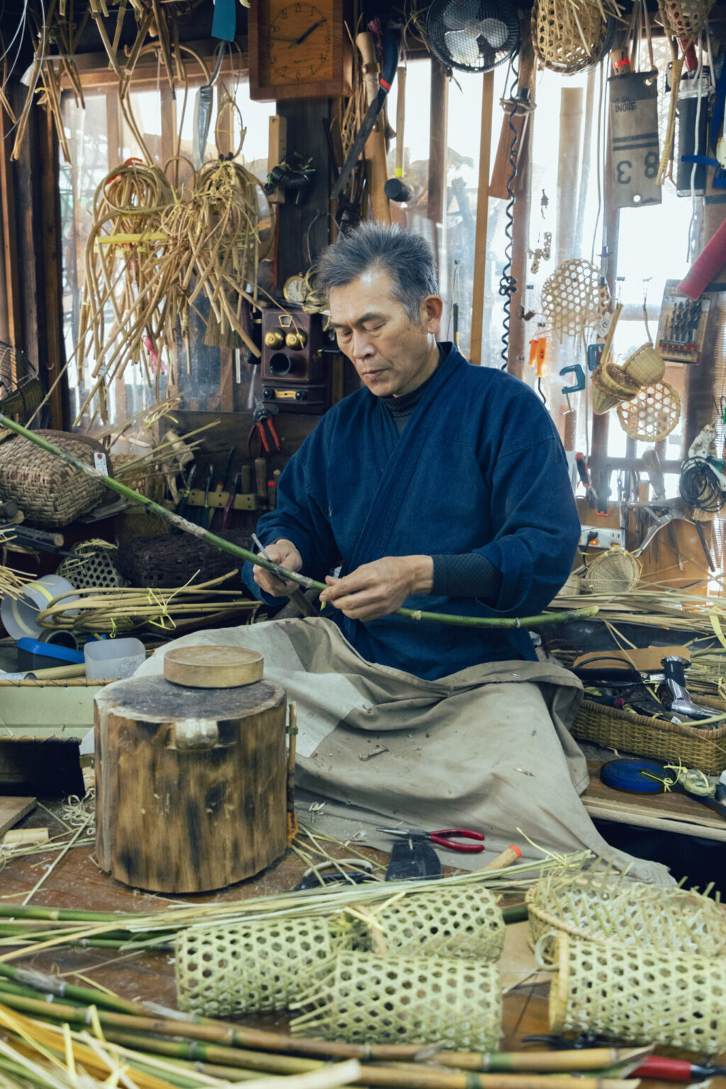 この地に住んで5代目というご主人の井上栄一さんは、職人ながらも柔軟な発想で竹細工製品の魅力を発信するアイデアマン。『飾るよりもぜひ、普段使いしてくださいね』