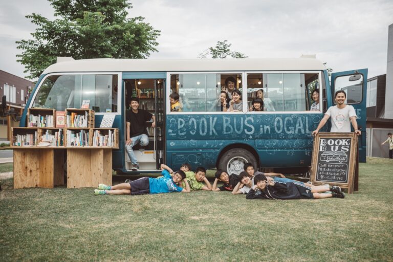 〈バリューブックス〉は、〈リビセン〉と共に改装した中古の移動図書館車〈BOOKBUS〉で、書店のない地域に本を届ける活動もしている。