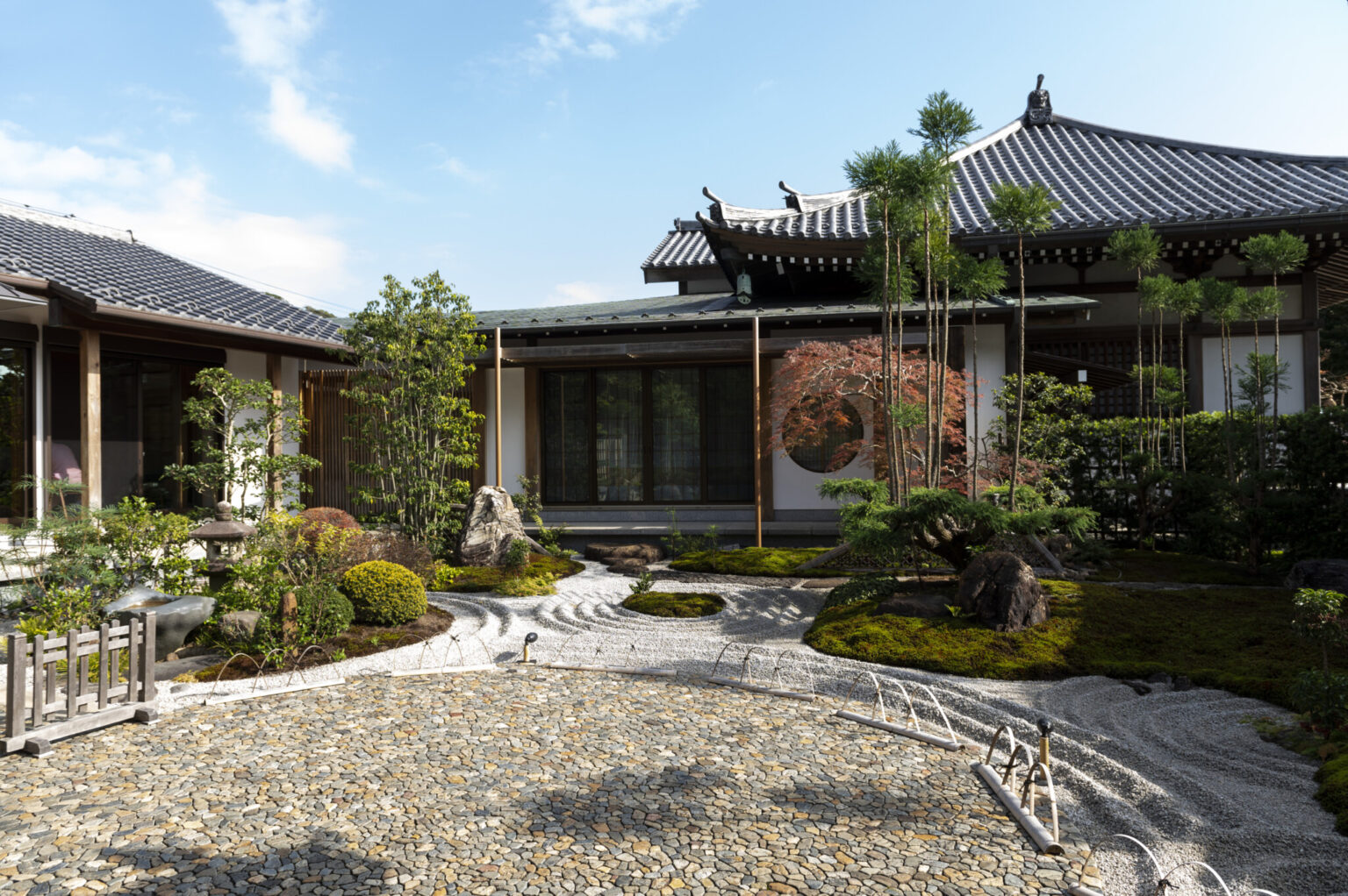 日本の美を実感できる庭園が広がる写経場（書院）。この庭園の真ん中の石畳に注目。「あられこぼし」という技法が用いられ、一つだけ違う石が！発見できたら幸せになれるかも。