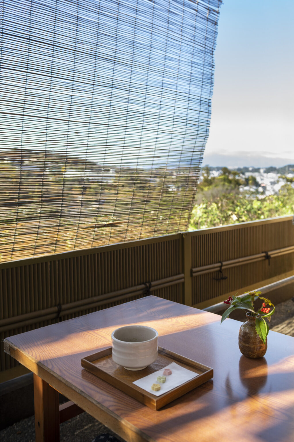 坐禅を終え境内を参拝したら、鎌倉の景色が一望できる弁天茶屋でひと休みしてみては。130段ほどある階段を上るので、いい運動にもなるはず。