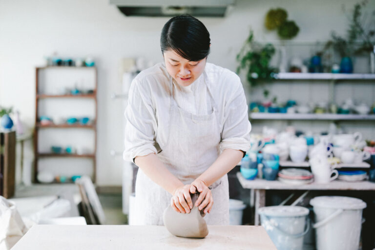 連載「食卓で使いたい、大分の手仕事」では、杵築の陶芸家・坂本和歌子さんを訪ねました。