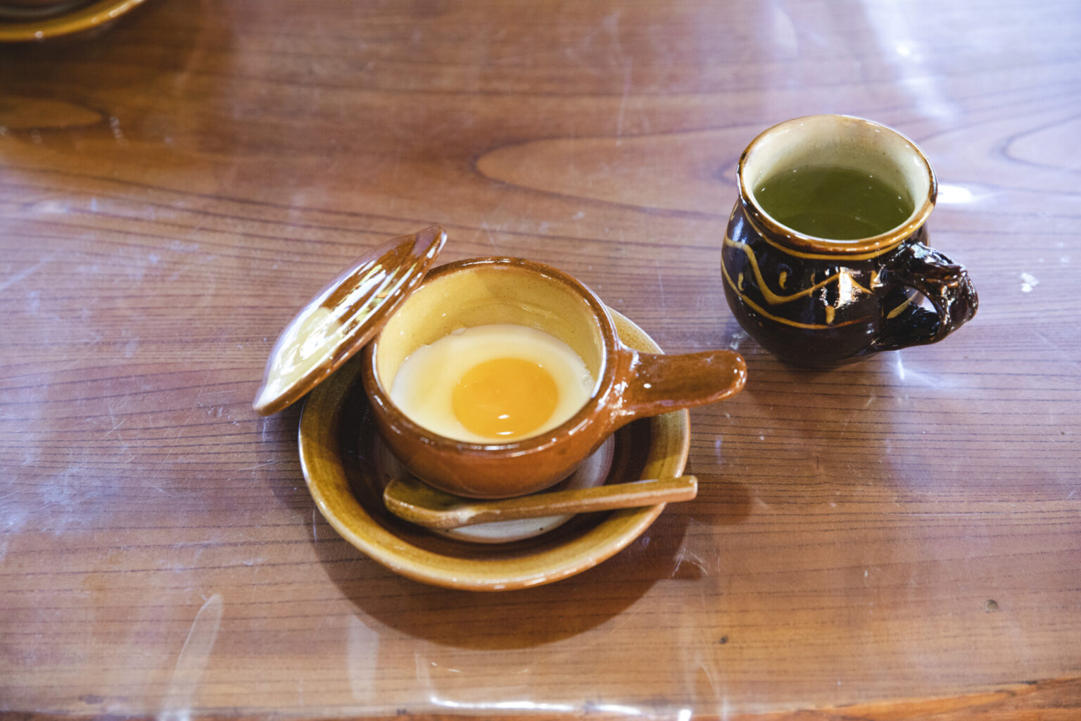 湯町窯を代表する日用食器といえば、エッグベーカー（3,900円）。イギリス人の陶芸家、バーナード・リーチの指導によってつくられた器のふっくらとしたフォルムにも温もりを感じる。