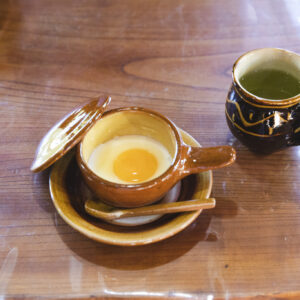 湯町窯を代表する日用食器といえば、エッグベーカー（3,900円）。イギリス人の陶芸家、バーナード・リーチの指導によってつくられた器のふっくらとしたフォルムにも温もりを感じる。