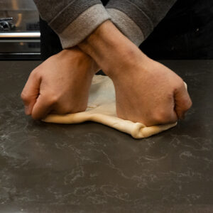 作り置きしない麺は、鮮やかな手つきで手打ちされていきます。
