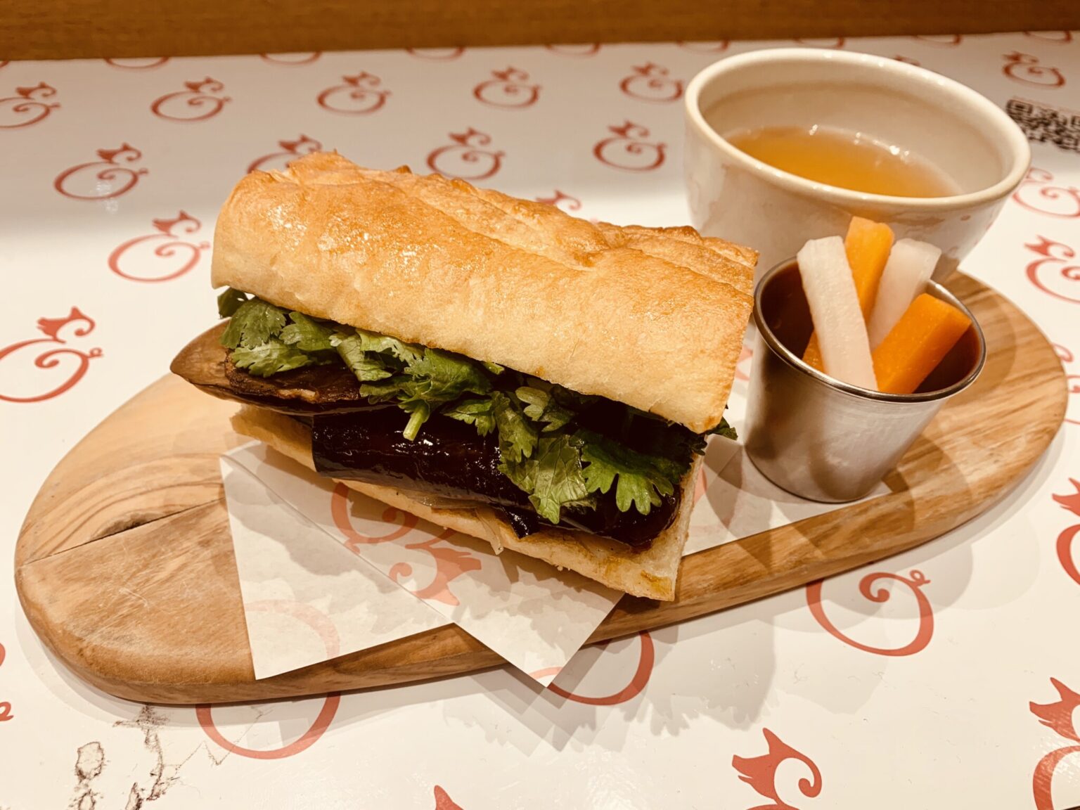 「THE VEGETABLE PHO FRENCH DIP」。フォーのスープは野菜で出汁をとっています。