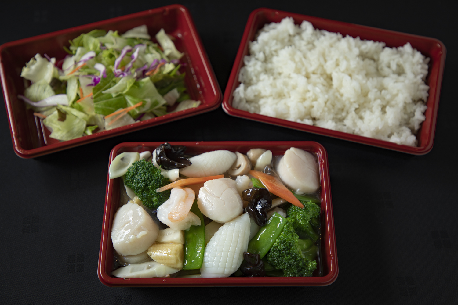 「海鮮八宝菜」1,300円（税込）。11:00〜15:00までの提供。