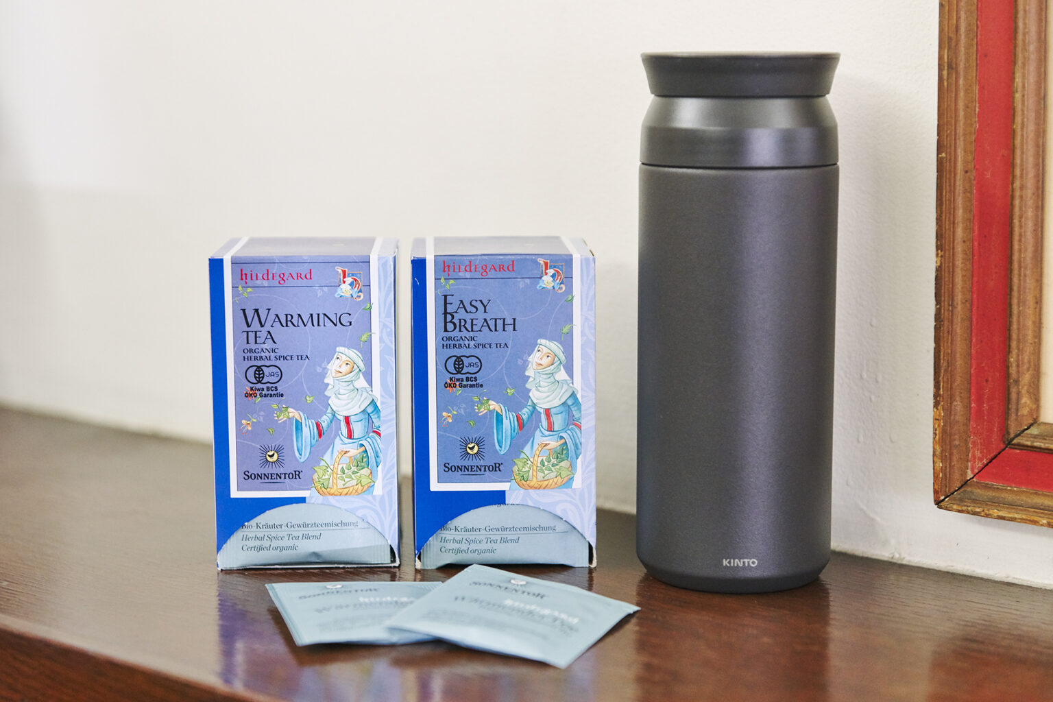 左から〈ゾネントア〉の「あたためるお茶」、「呼吸のお茶」、〈KINTO〉の水筒。