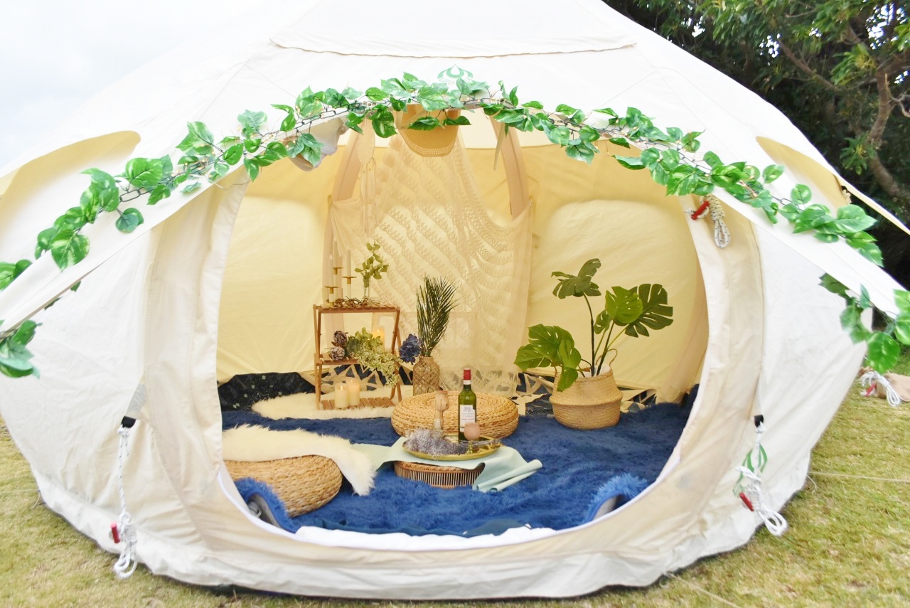 「三の曲輪」ではグランピングテントなどが展示され、世界遺産でキャンプを楽しむイベントのデモンストレーションを見学。