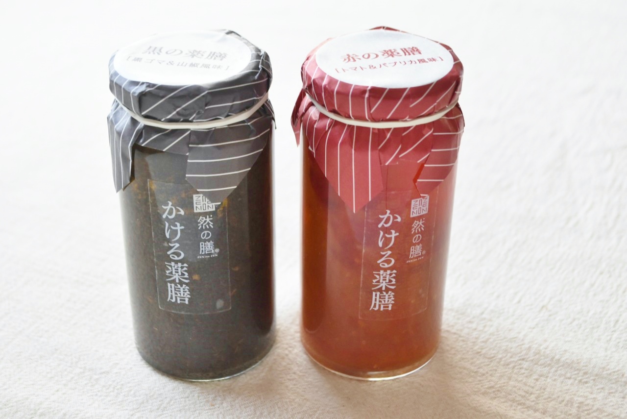左から「かける薬膳 黒」（1,080円）、「かける薬膳 赤」（1,080円）