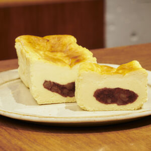 「あんこチーズケーキ」3,500円＋送料。室温で1〜1.5時間解凍してから食べるのがおすすめ。