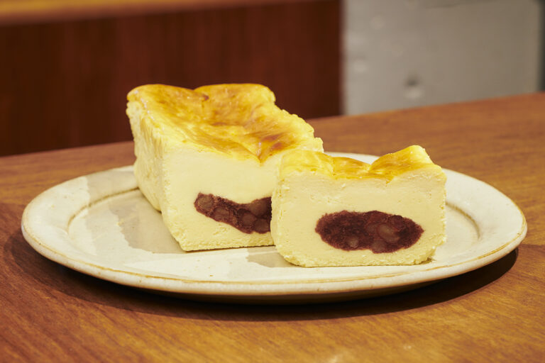 「あんこチーズケーキ」3,500円＋送料。室温で1〜1.5時間解凍してから食べるのがおすすめ。