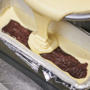 事前にあんこは棒状に固めておくことで、中で崩れず、きれいなケーキの断面が完成します。