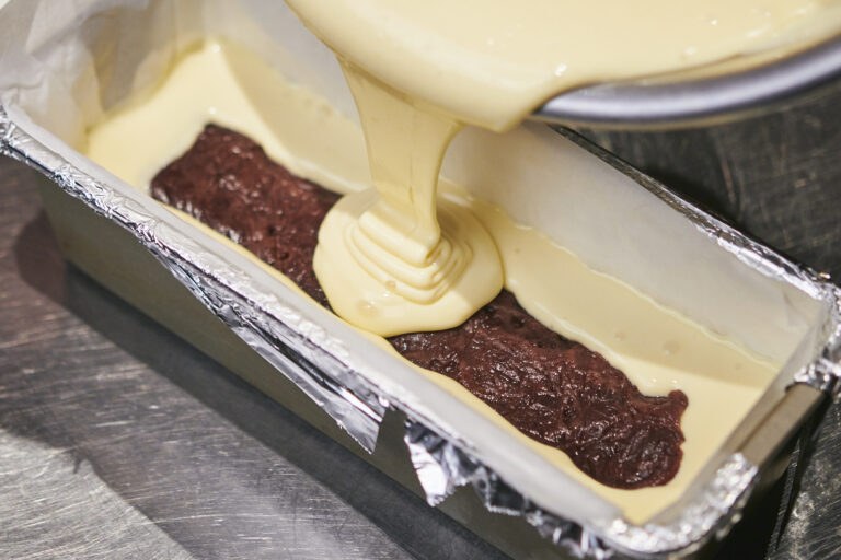 事前にあんこは棒状に固めておくことで、中で崩れず、きれいなケーキの断面が完成します。