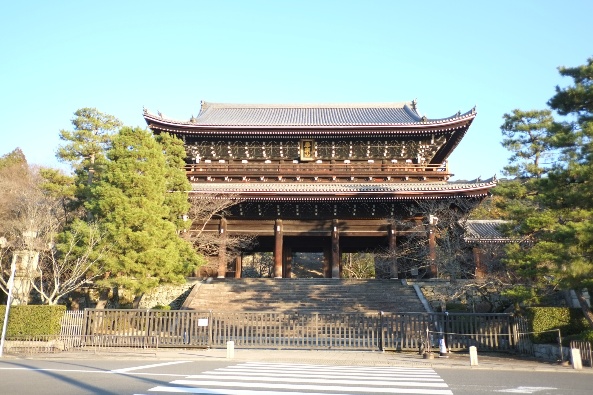 【京都】浄土宗の総本山〈知恩院〉を参拝。方丈庭園の美しい景色に心打たれる! | Hanako Web