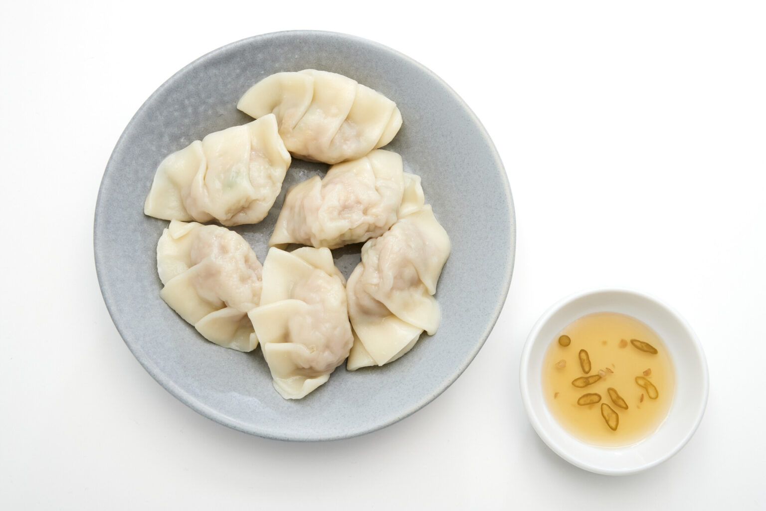 〈邦栄堂製麺〉の皮を使った自家製水餃子850円にはコブミカンの葉を練り込んでエスニックに。