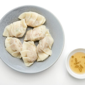 〈邦栄堂製麺〉の皮を使った自家製水餃子850円にはコブミカンの葉を練り込んでエスニックに。