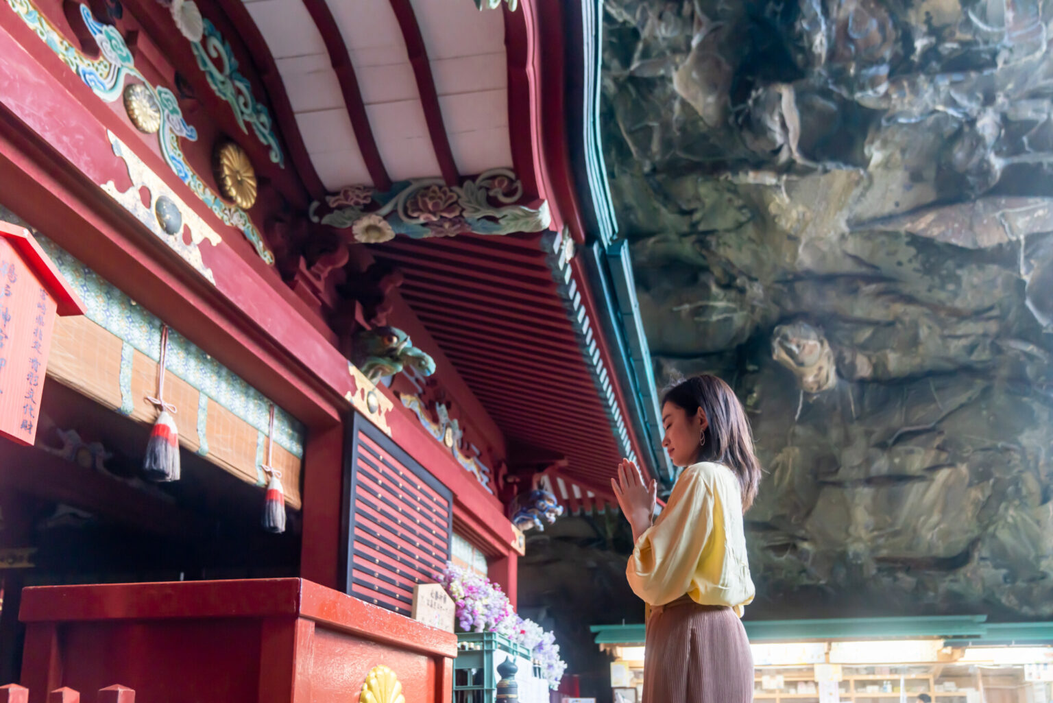 鵜戸神宮の歴史は約2,100年前から続くといわれ、本殿は約20年前に改修されたもの。『ロケーションの迫力も相まって、厳かな気持ち』