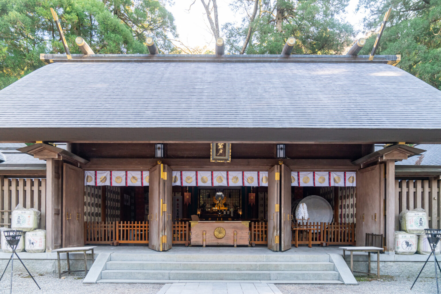 天岩戸神社は西本宮と東本宮に分かれ、こちらは西本宮の拝殿。神職の案内で裏手に回れば、天岩戸を遠くに見ることができる。
