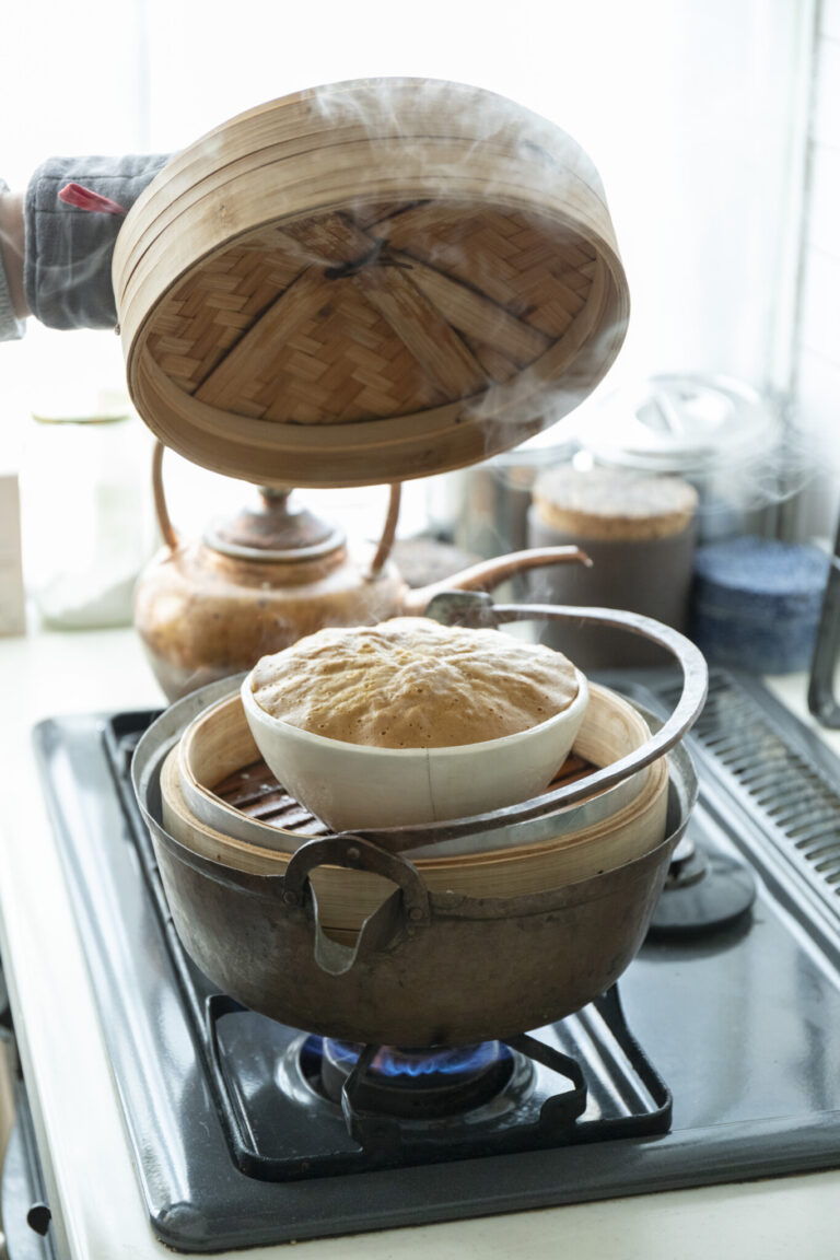 お茶のお供に簡単なおやつを作ることも。この日は中華風蒸しパンのマーラーカオを手作り。きび砂糖と隠し味のお醤油で懐かしく温かな味。