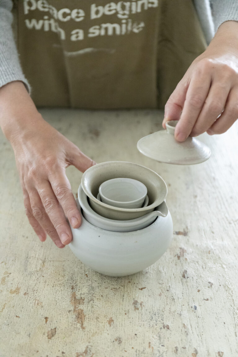 昨年〈コズミックワンダー〉で購入したという茶人・市川孝さんの茶器。「旅に持って行ける茶器です。入れ子になっているからコンパクトにスタッキングできるんです」。