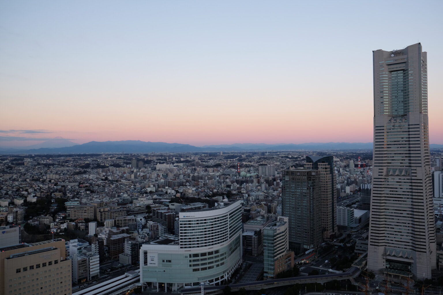 朝6時、バルコニーからの夜明けの眺め。〈横浜ランドマークタワー〉が目の前！