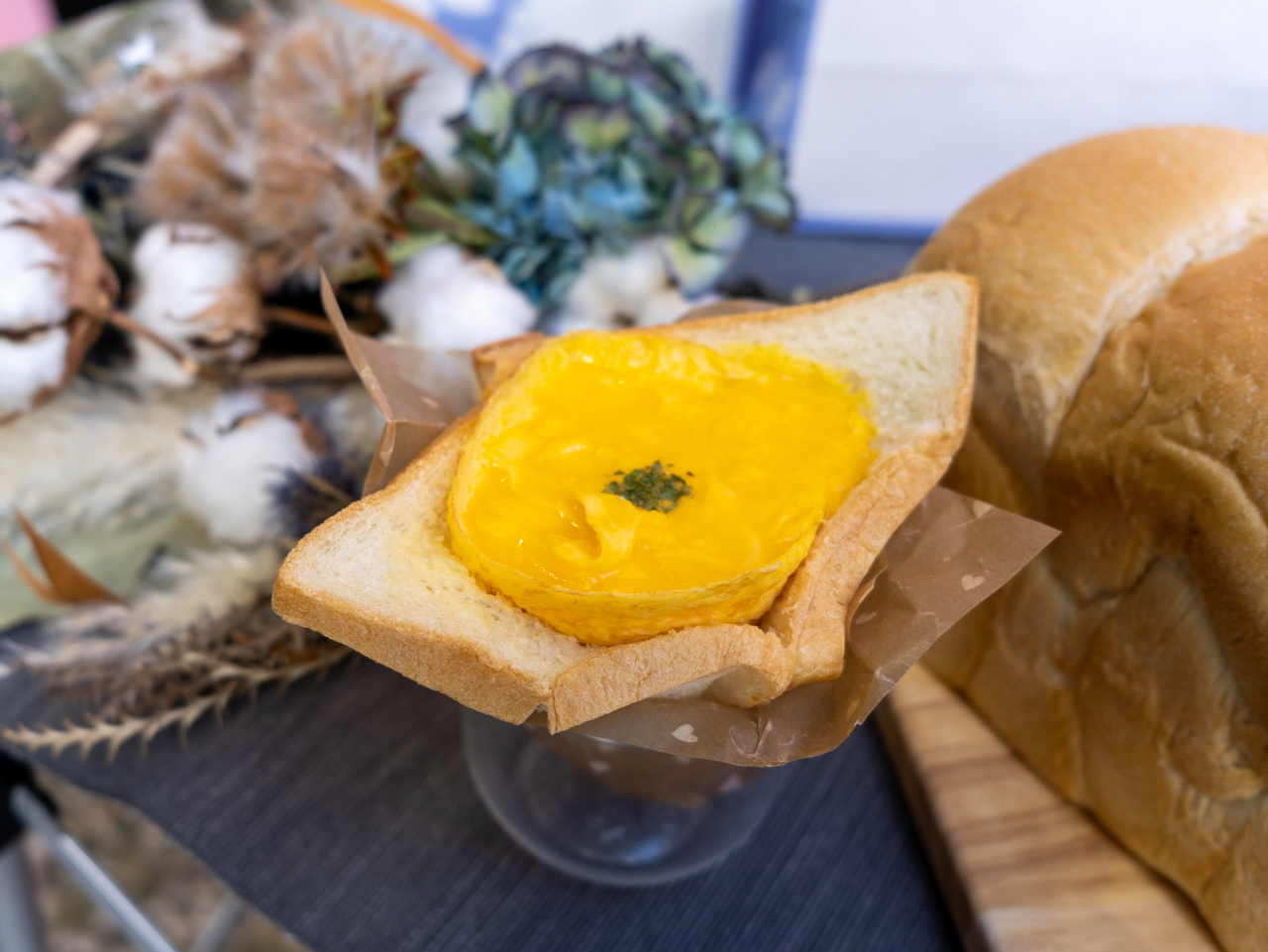 毎日食べたい大満足チーズオムレツパン（650円）。