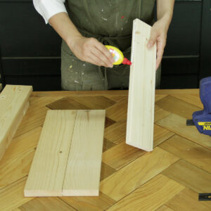 工程1：板同士を接着剤を使ってつなぎ合わせ、ベンチの脚の部分を作ります。