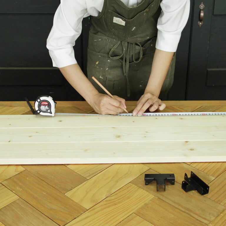 工程3：ベンチの座面となる板に、金具を付ける位置を鉛筆で印づけします。