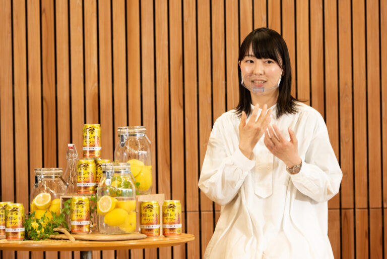 発酵料理研究家 真野遥さん。新宿御苑前で、日本酒と発酵食料理のペアリングが学べる料理教室を主宰。