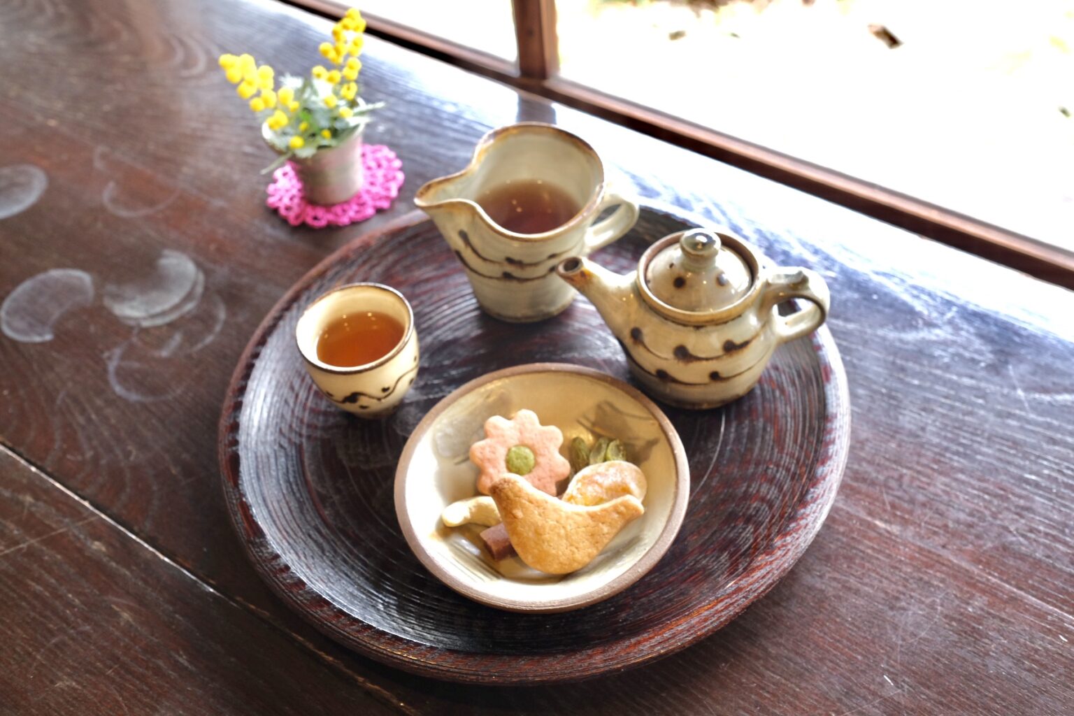 岩茶は1,500円〜で茶菓子がつく。