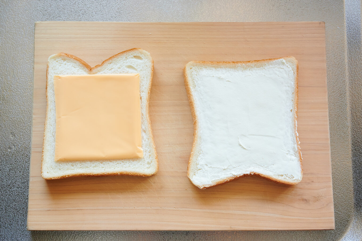 【POINT】もう1枚の食パンにはスライスチェダーチーズを。