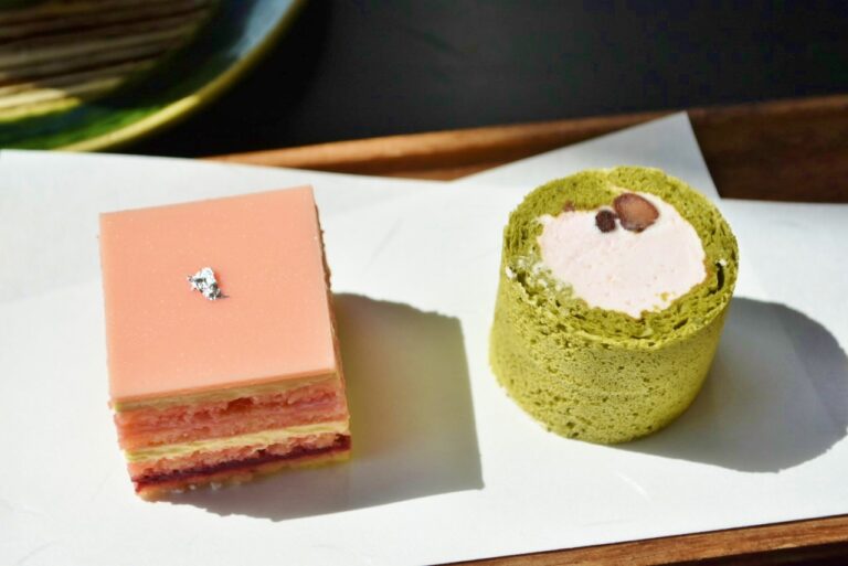 左から「桜オペラ」、「桜ロールケーキ」。