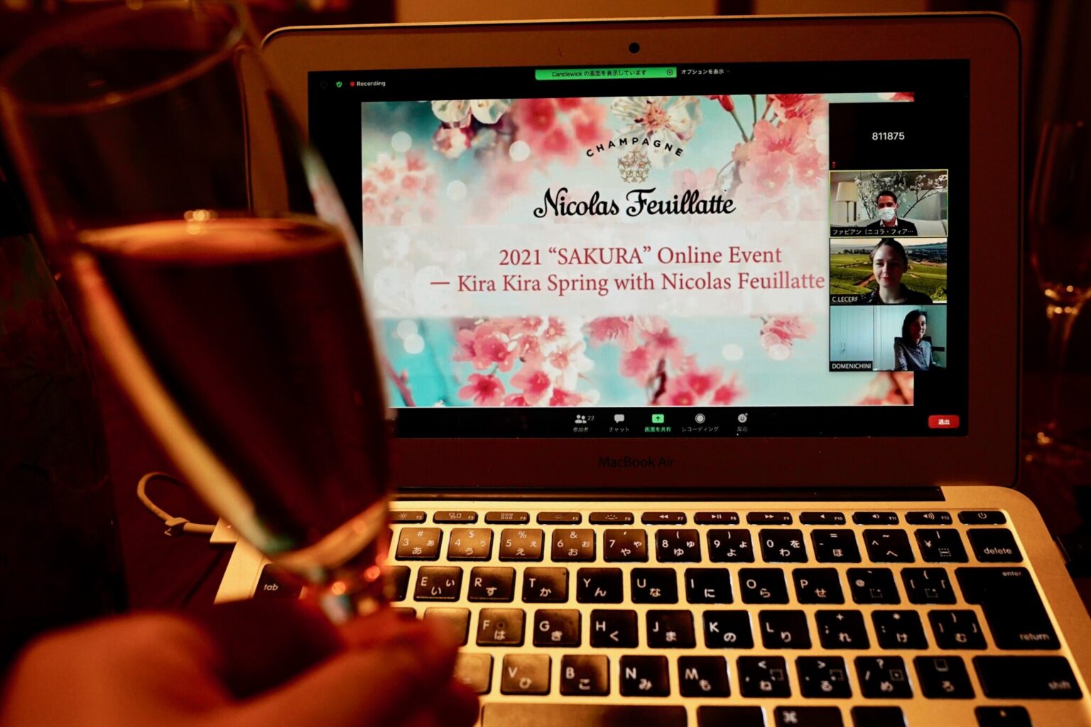 プレス向けのオンライン試飲会は、シャンパン片手に参加しました。