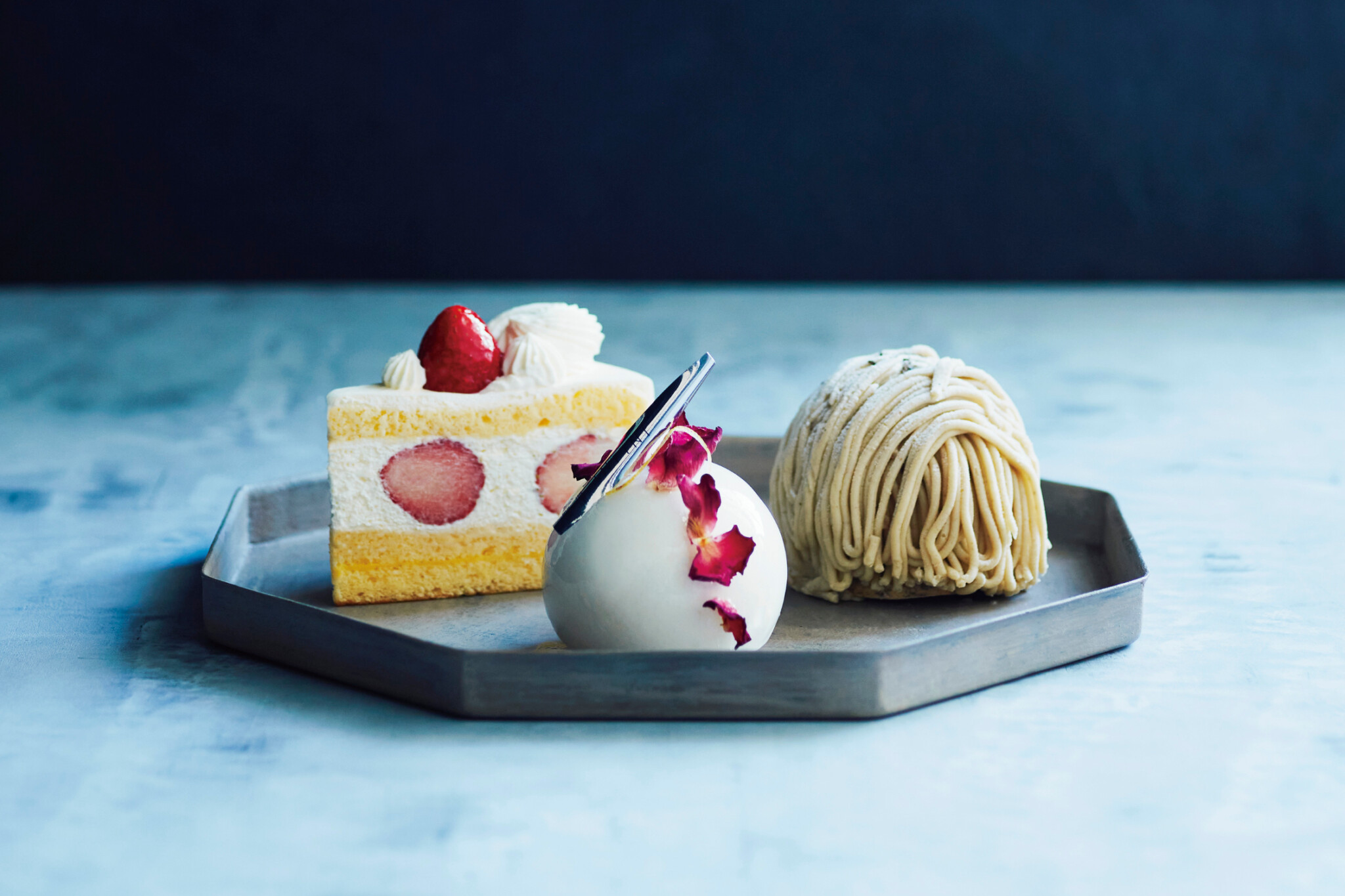左・「ショートケーキ」「ベーシックなレシピですが、スポンジ、クリーム、フルーツ、それぞれがこだわり抜かれ、何よりバランスがすごくいい」。620円。『スイーツ通の人も、そうでない人ももれなく絶賛しています』(本多さん) 中・「パルファン」「香りにこだわるケーキが得意なシェフのスペシャリテ。鼻に抜ける香りにうっとり」。つるんと口にとけるムースのドーム。600円。『バラ、苺、ジャスミンとベルガモットの組み合わせが絶妙』(スイーツOLなりさん) 右・「四万十栗のモンブラン」「和菓子の栗きんとんを思わせる栗の濃密な香り。滋賀・朝宮茶のオーガニックほうじ茶の風味もひそんでいます」。750円。『お茶をいただきながら栗菓子を食べているよう』(chicoさん) 左・「ショートケーキ」「ベーシックなレシピですが、スポンジ、クリーム、フルーツ、それぞれがこだわり抜かれ、何よりバランスがすごくいい」。620円。『スイーツ通の人も、そうでない人ももれなく絶賛しています』(本多さん) 中・「パルファン」「香りにこだわるケーキが得意なシェフのスペシャリテ。鼻に抜ける香りにうっとり」。つるんと口にとけるムースのドーム。600円。『バラ、苺、ジャスミンとベルガモットの組み合わせが絶妙』(スイーツOLなりさん) 右・「四万十栗のモンブラン」「和菓子の栗きんとんを思わせる栗の濃密な香り。滋賀・朝宮茶のオーガニックほうじ茶の風味もひそんでいます」。750円。『お茶をいただきながら栗菓子を食べているよう』(chicoさん)