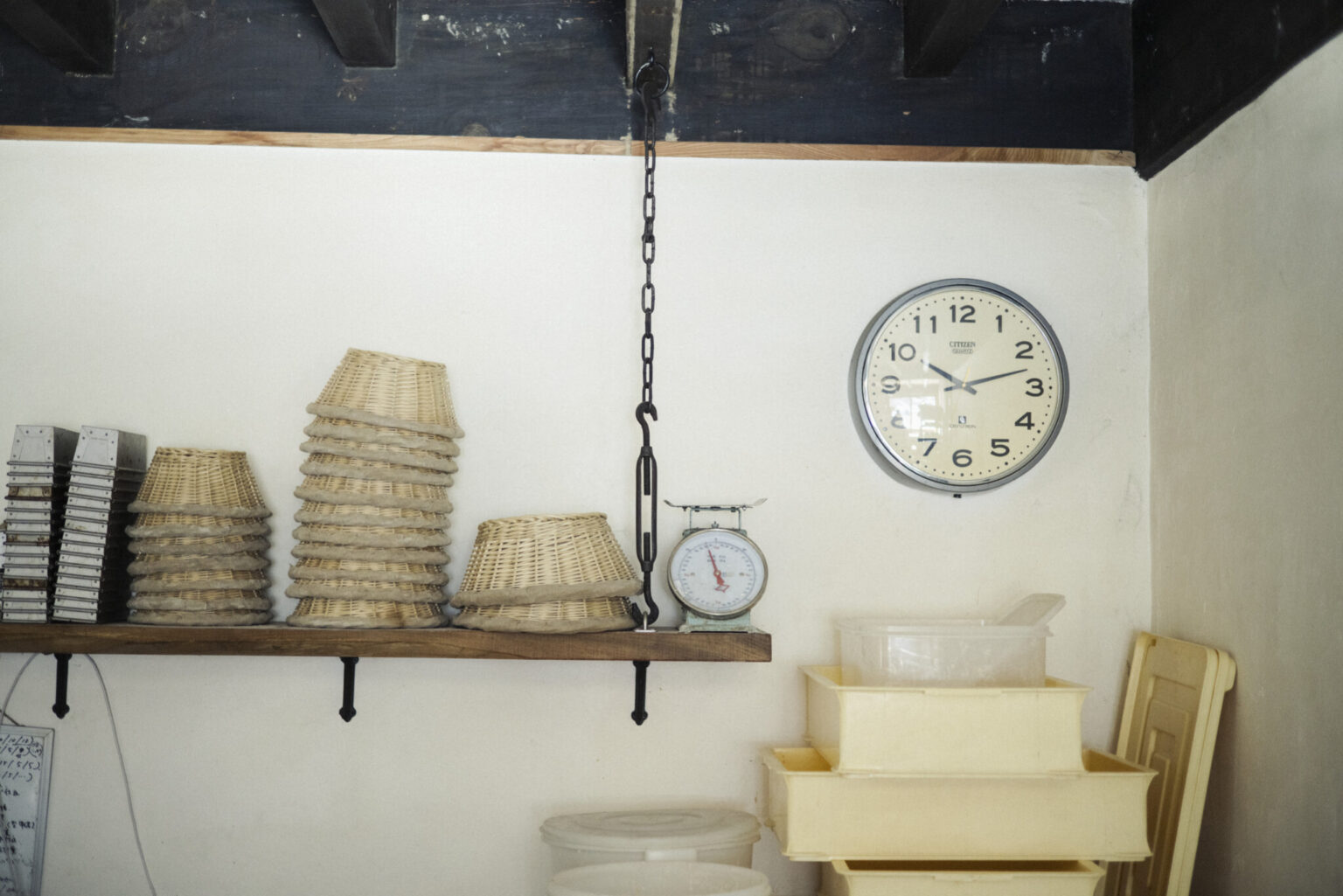 吊り戸棚の上には、カンパーニュを成形するためのバヌトン（発酵カゴ）が。