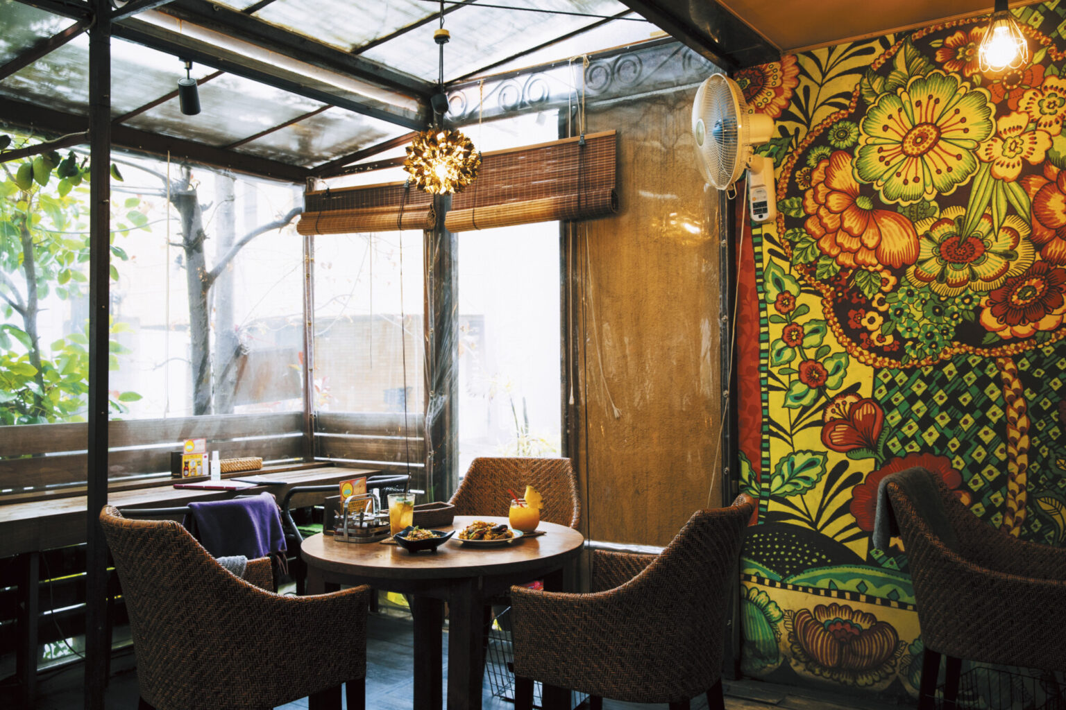 タイのリゾートを感じながら寛げる〈アムリタ食堂〉のテラス席。メニューはタイの定番料理から海鮮料理まで豊富にそろっていて目移りしそう。『昔から家族で通っていた、懐かしいお店（トリンドル玲奈）』