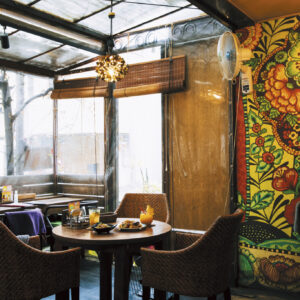 タイのリゾートを感じながら寛げる〈アムリタ食堂〉のテラス席。メニューはタイの定番料理から海鮮料理まで豊富にそろっていて目移りしそう。『昔から家族で通っていた、懐かしいお店（トリンドル玲奈）』