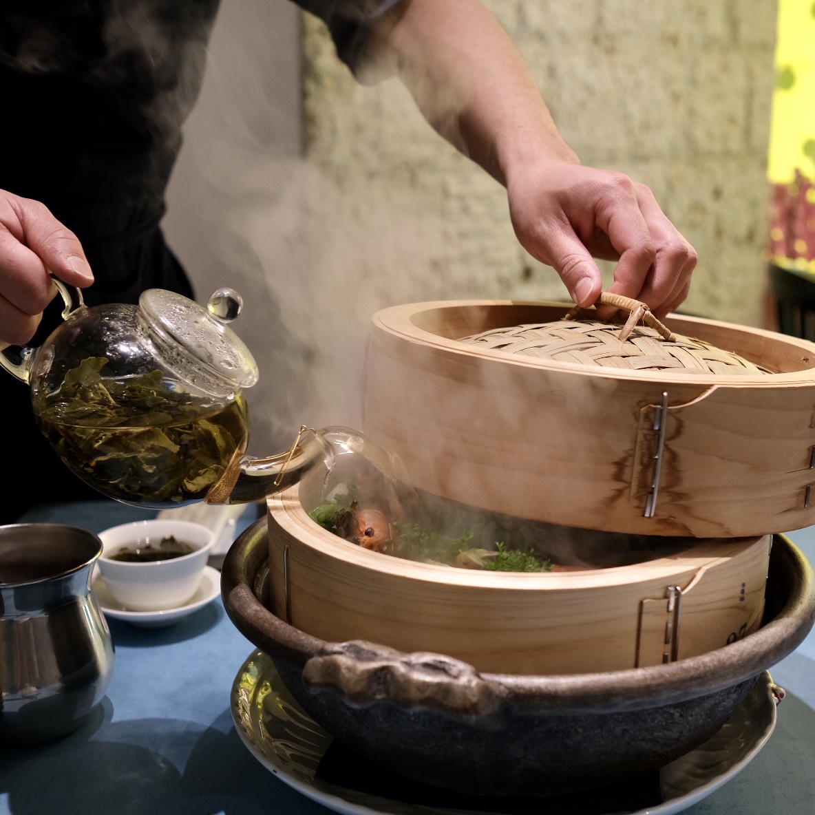 目の前で蒸籠に中国茶を注ぐので、かぐわしい中国茶の香りが漂う。