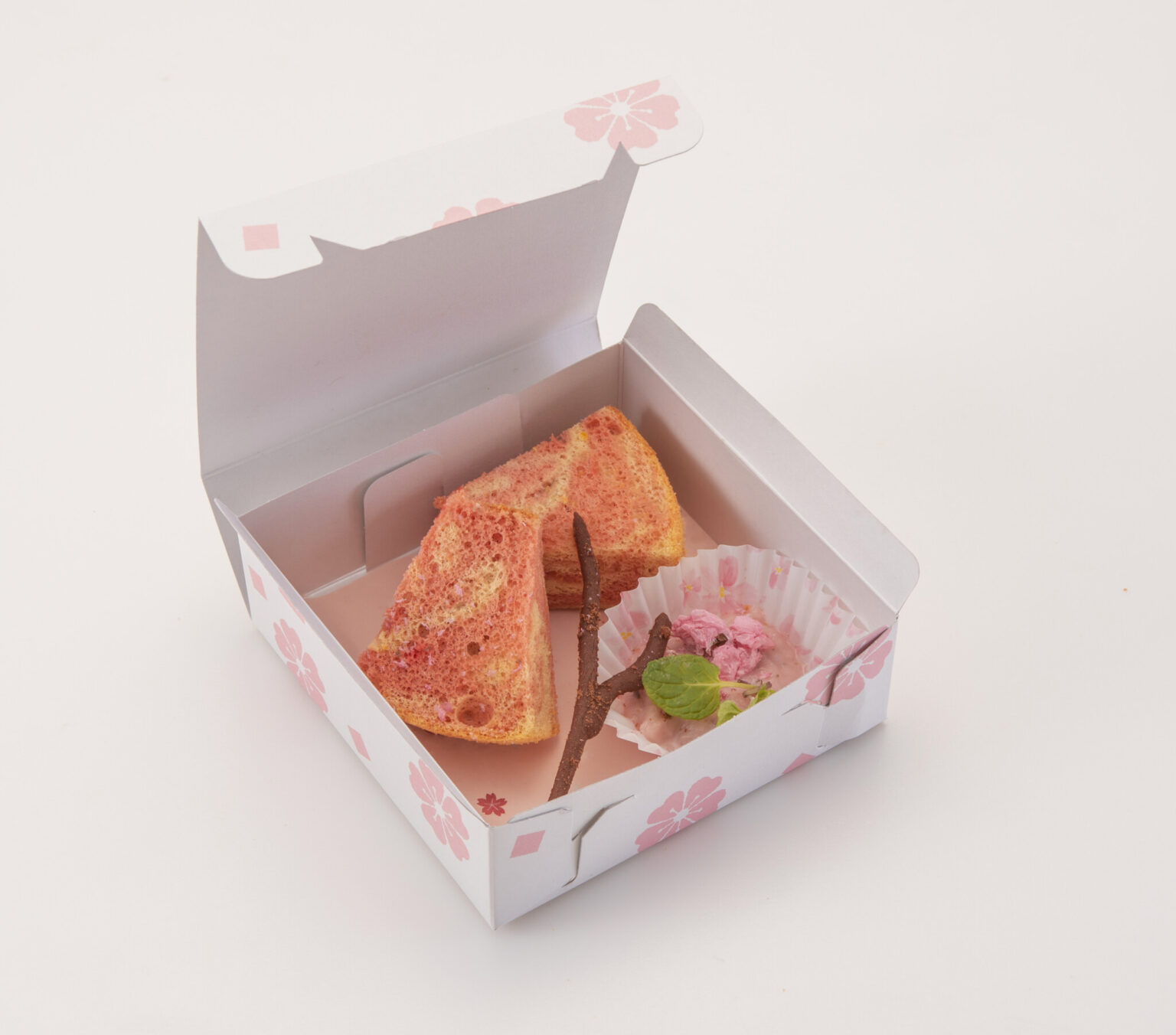 さくらシフォンケーキ（by B1 BROWN RICE MEALS）
ピンクのマーブル模様が華やかな桜風味のグルテンフリーシフォンケーキ。500円。