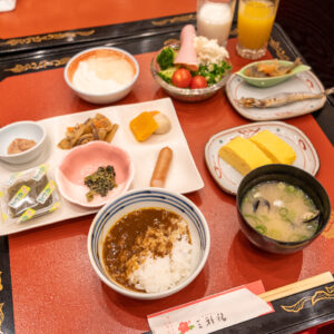 ブッフェスタイルの朝食では、鳥取和牛カレーも登場する。