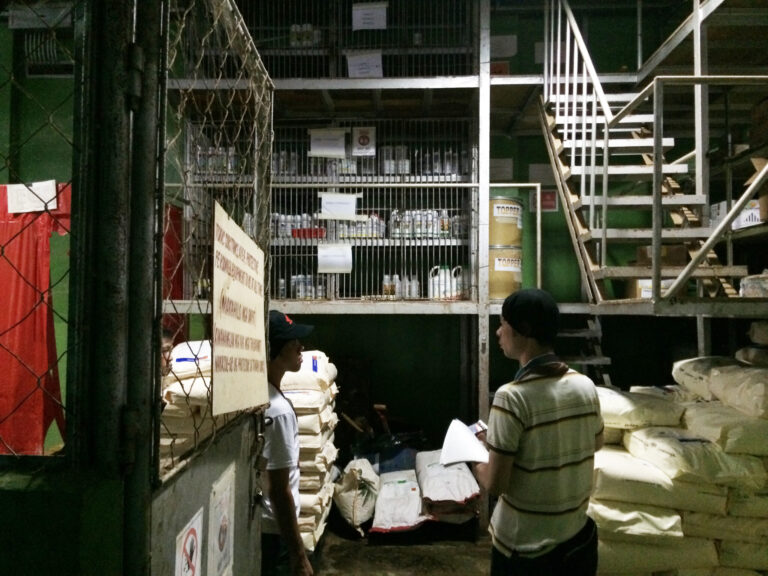 薬品の保管倉庫にて、専任担当者が内部監査を受けている様子。