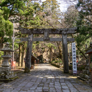 山門を正面にし左側には「大神山神社（おおがみやまじんじゃ）奥宮」がある。