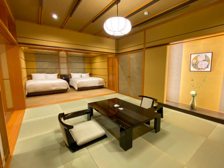 専有面積150平米の貴賓室「久遠-Kuon-」和室とベッドルーム。クイーンサイズベッド2台が入る。
