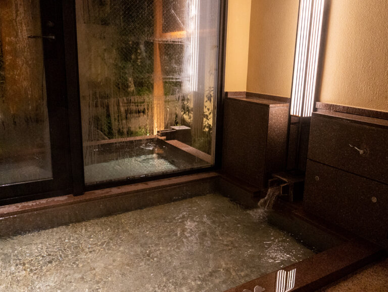貴賓室「久遠-Kuon-」内風呂、露天風呂。内風呂は底の高さを上下でき、寝湯も楽しめる。