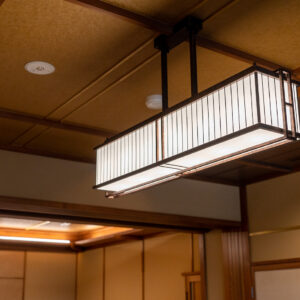 一室毎にイメージの異なる照明は、客室に合わせて制作。