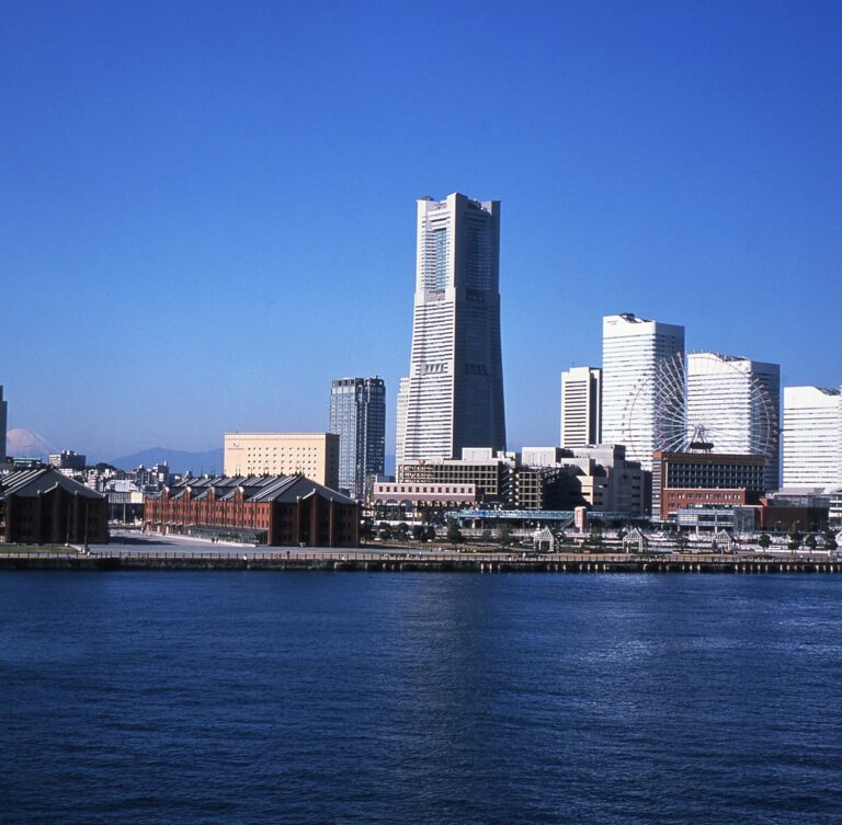 写真内で一番高いビルが〈横浜ランドマークタワー〉。この上層に〈横浜ロイヤルパークホテル〉が位置する。