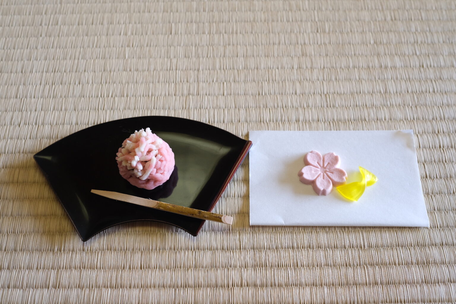鶴屋八幡の生菓子と干菓子を用意。この日の生菓子は春らしい桜きんとん。